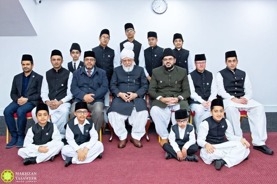 You are currently viewing Huzoor’s audience with waqifeen-e-nau of Ireland