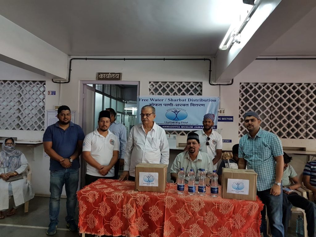 Read more about the article MKA Pune Joins with Humanity First India, Distributes Water and Sherbet at Hospital and Bus stand.