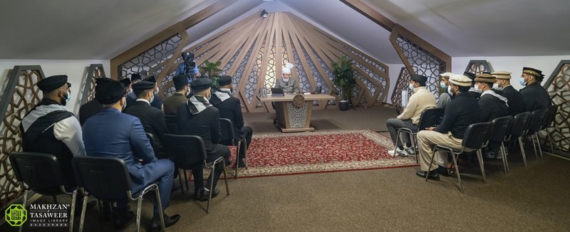 You are currently viewing Stay dedicated at all times: Queens’ khuddam meet Huzoor at Islamabad